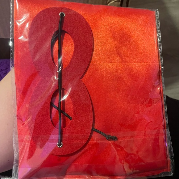 Red cape - Picture 3 of 3